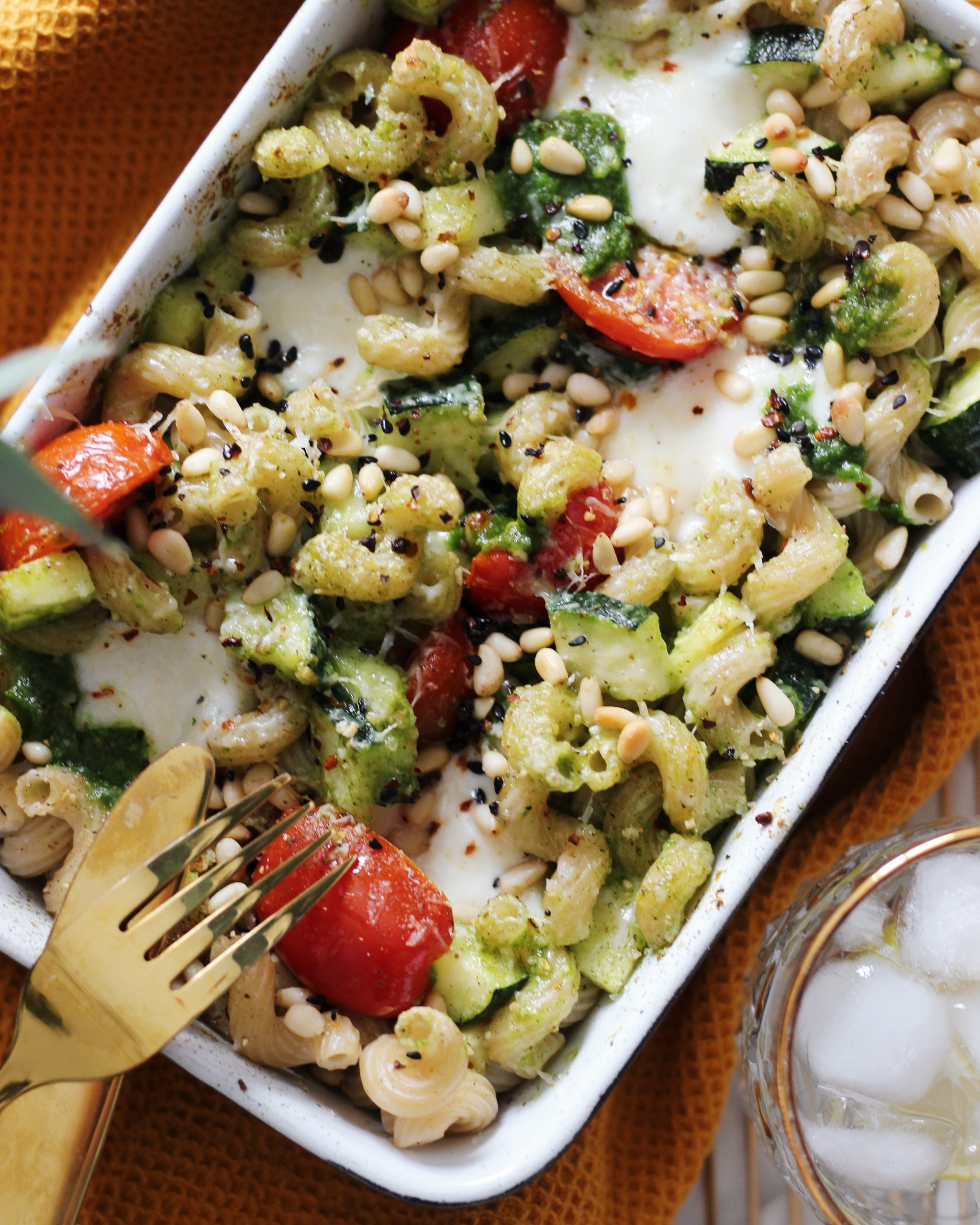 FOOD | Veggie Caprese-Pesto-Bake: schneller Nudelauflauf mit Pesto und ...