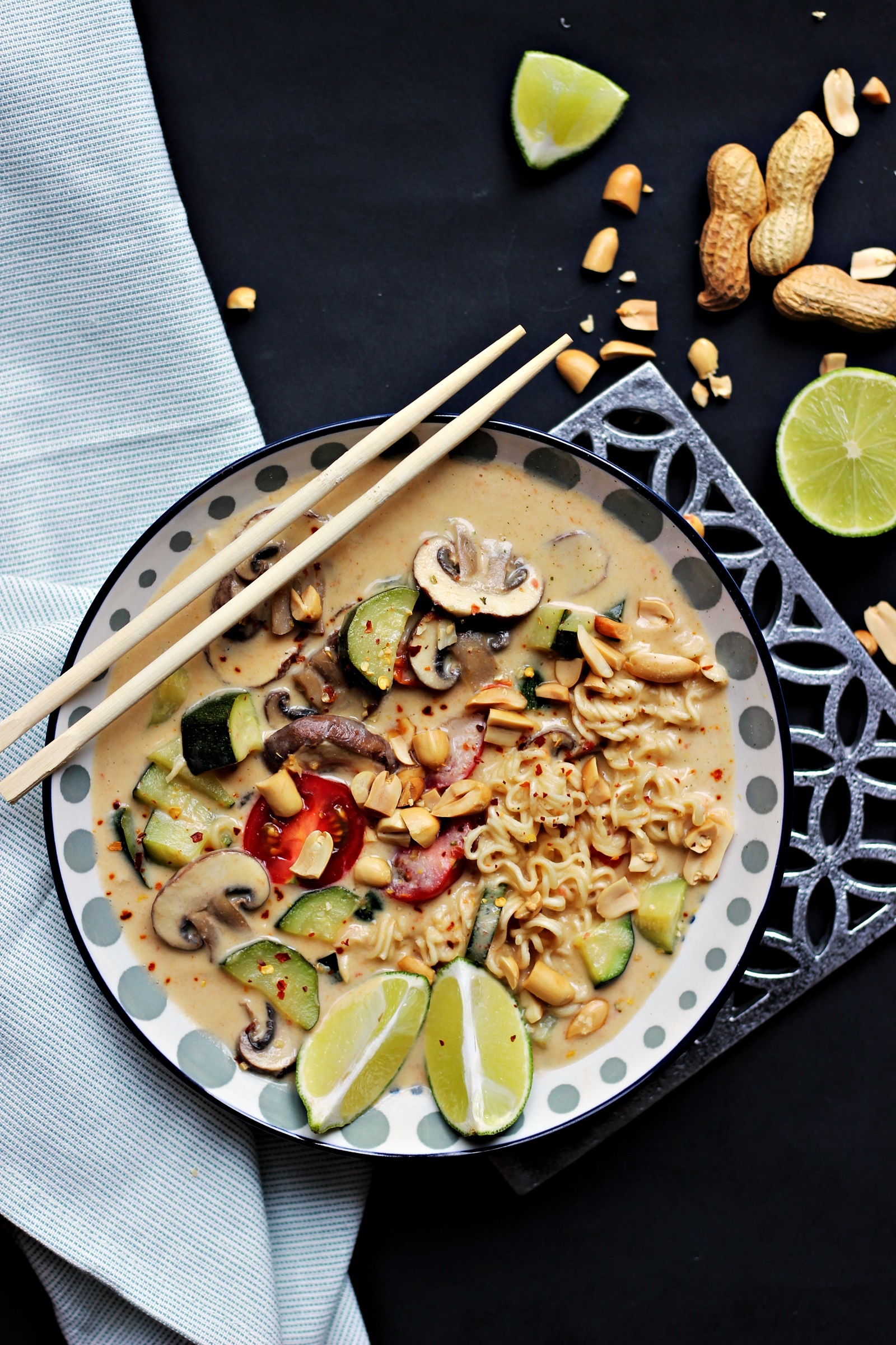 FOOD | Tom Ka Gai: Thai-Ramen in veganer Kokossuppe mit Erdnüssen ...
