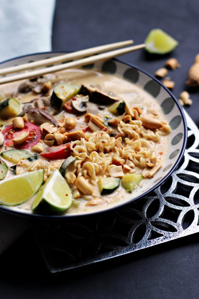 FOOD | Tom Ka Gai: Thai-Ramen in veganer Kokossuppe mit Erdnüssen ...