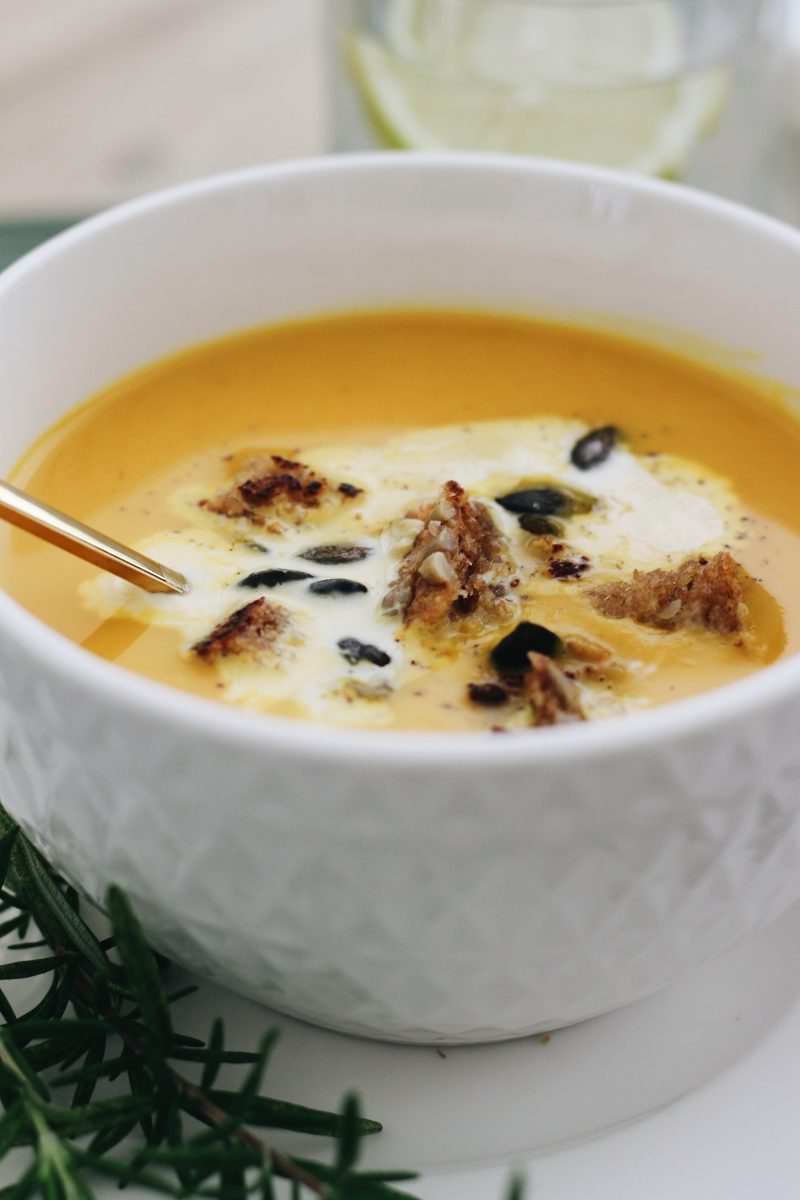FOOD | Es herbst’lt: Klassische Kürbiscremesuppe mit Dinkel-Roggen ...