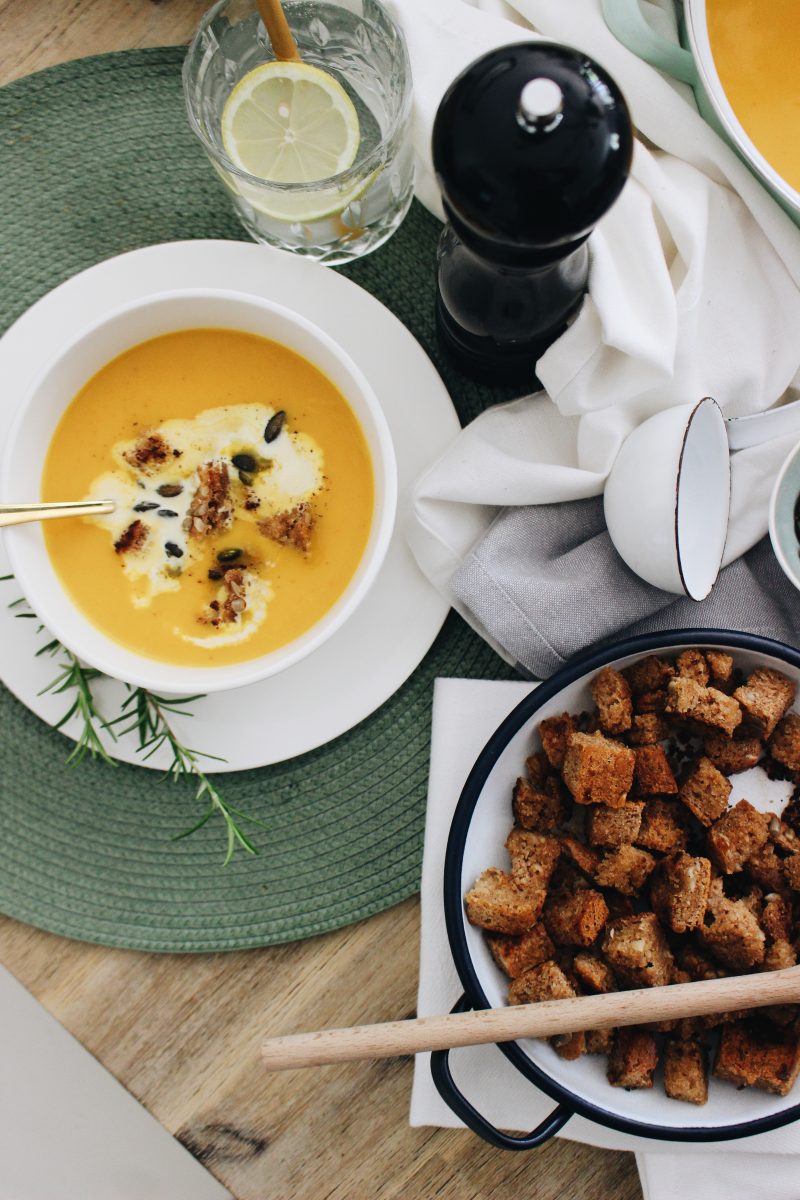 FOOD | Es herbst’lt: Klassische Kürbiscremesuppe mit Dinkel-Roggen ...