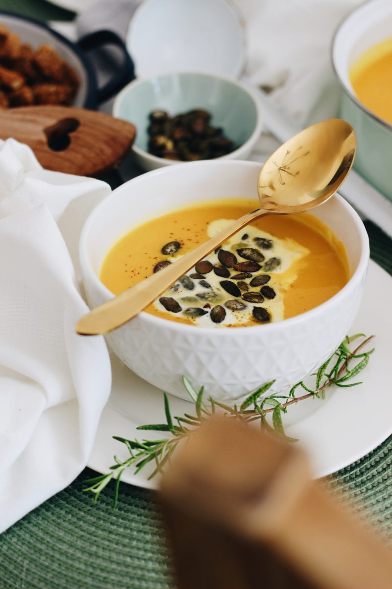 FOOD | Es herbst’lt: Klassische Kürbiscremesuppe mit Dinkel-Roggen ...