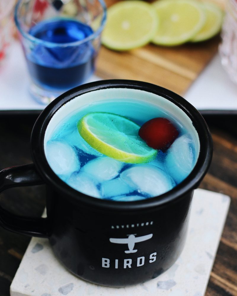 DRINKS Blue Gin Cocktail mit Sprite und Blue Curaçao Starlights in