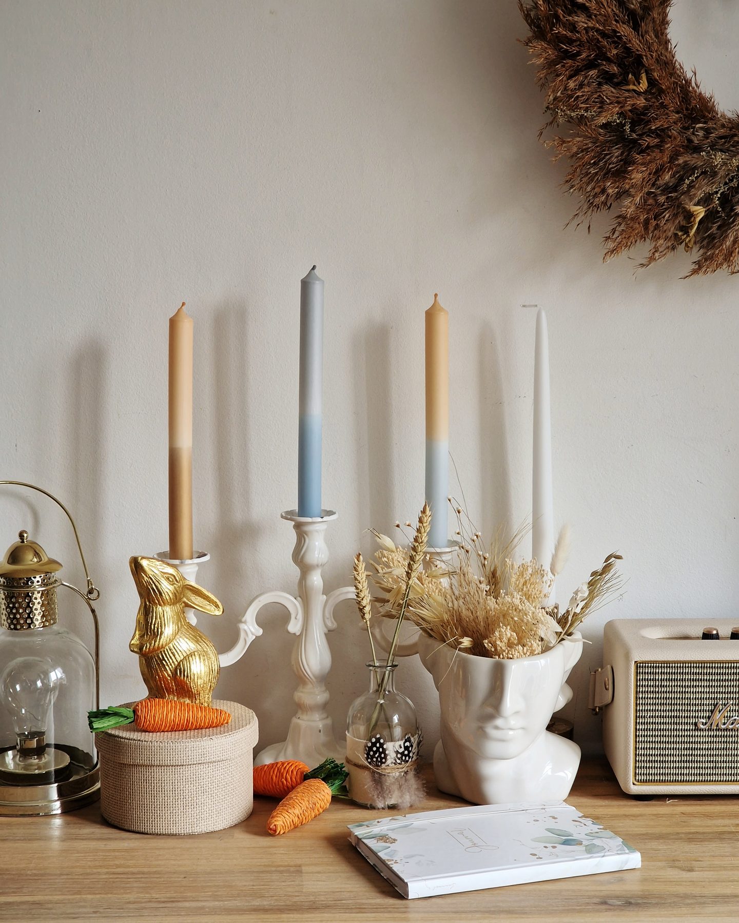 LIVING | Osterdeko – Inspiration für dein Zuhause: Goldene Hasen, Karotten  und Osterstrauß mit Trockenblumen – Starlights in the Kitchen